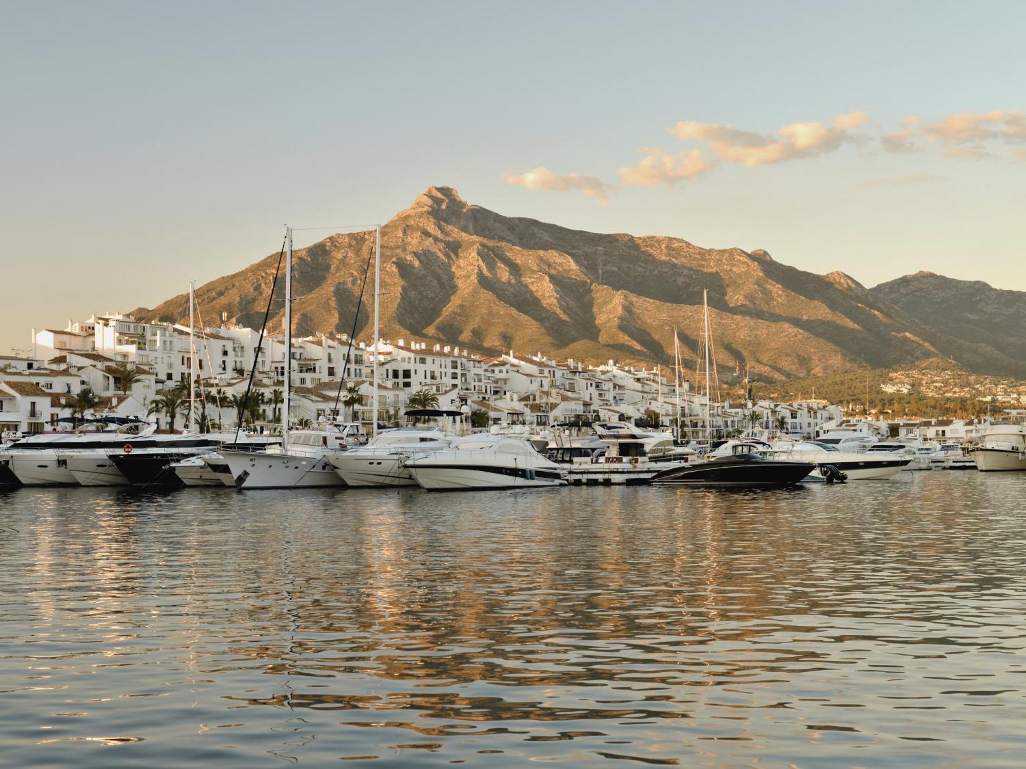 Vacation I Puerto Banus Apt, 24-7 Security, A Minute From The Marina, The Sea And Luxury Shopping Appartement Marbellac